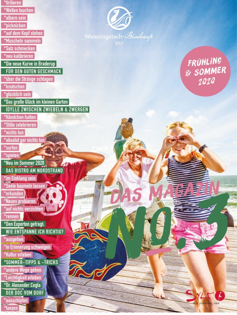 Das Cover einer Zeitschrift mit einer Gruppe von Menschen auf einem Dock.