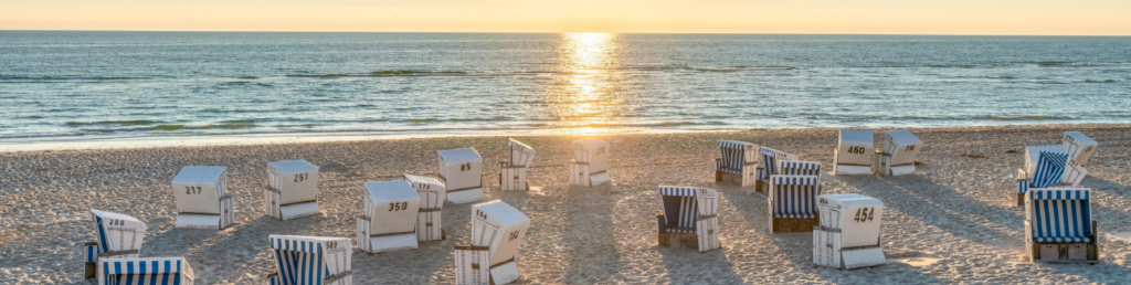 Stühle am Strand bei Sonnenuntergang.